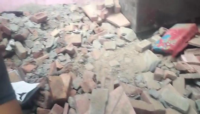 गाजियाबाद में तूफान का कहर, परिवार पर गिरी छत