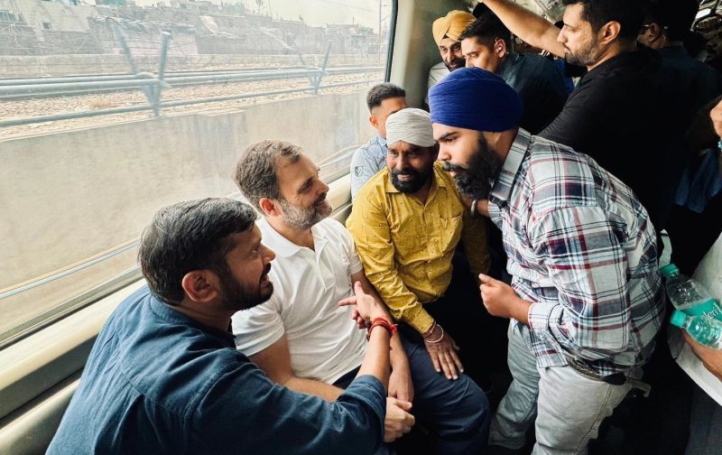 राहुल की मेट्रो यात्रा दिल्ली के दिल वालों के साथ, यात्रियों ने खूब ली सेल्फी
