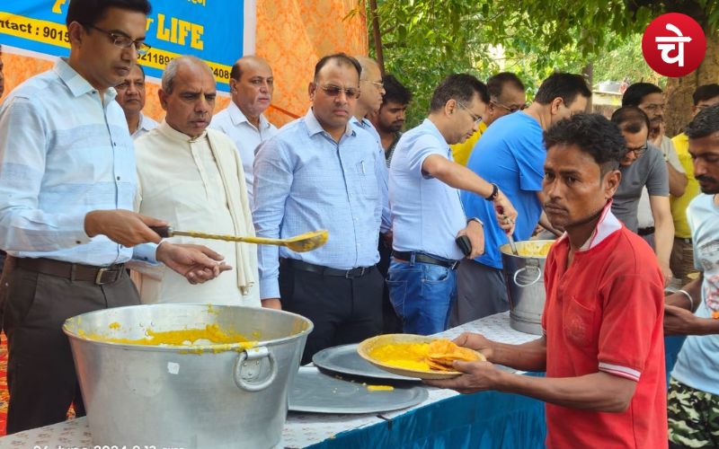 नोएडा प्राधिकरण के सीईओ ने श्रमिकों को खिलाया खाना, लोग हुए हैरान