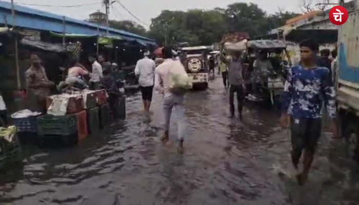 लखनऊ में तेज बारिश और हवाओं से हुआ जीना मुहाल, बरसात से बाढ़ जैसा माहौल