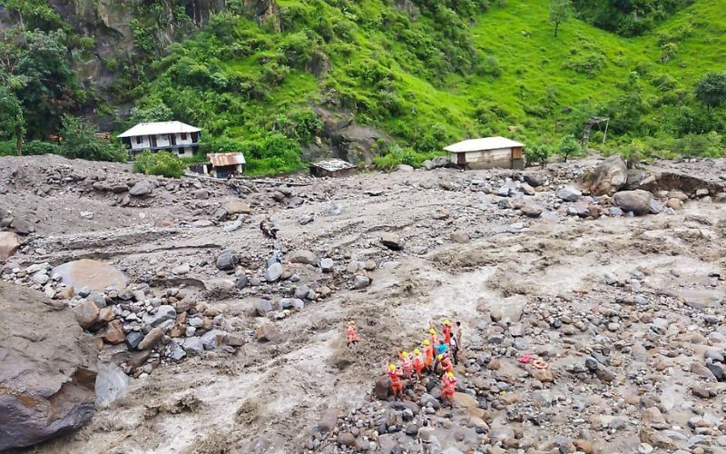 हिमाचल में बादल फटने से मची भारी तबाही, तीन की मौत, 50 से ज्यादा लापता