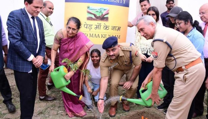 नोएडा पुलिस ने एमिटी के छात्रों के साथ लगाया ‘‘एक पेड मां के नाम’’